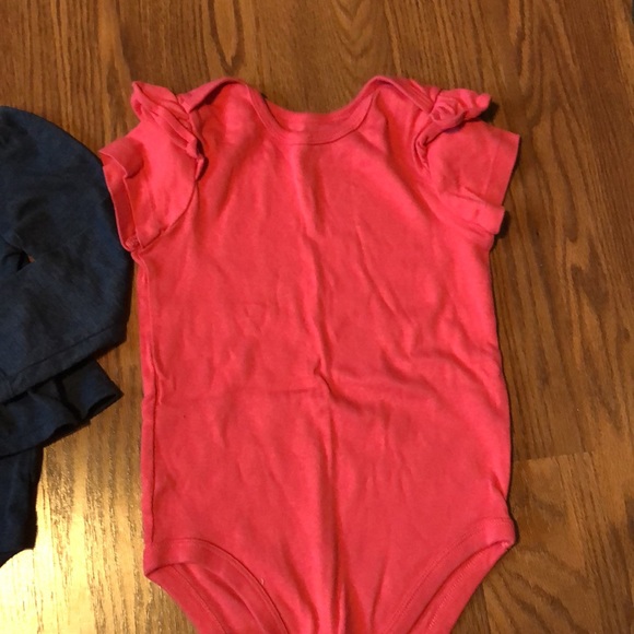 PRE-OWNED BUNDLE OF 24 MONTH OLD SHIRTS AND ONESIES. ALL ARE 24 MONTHS. - Picture 4 of 6